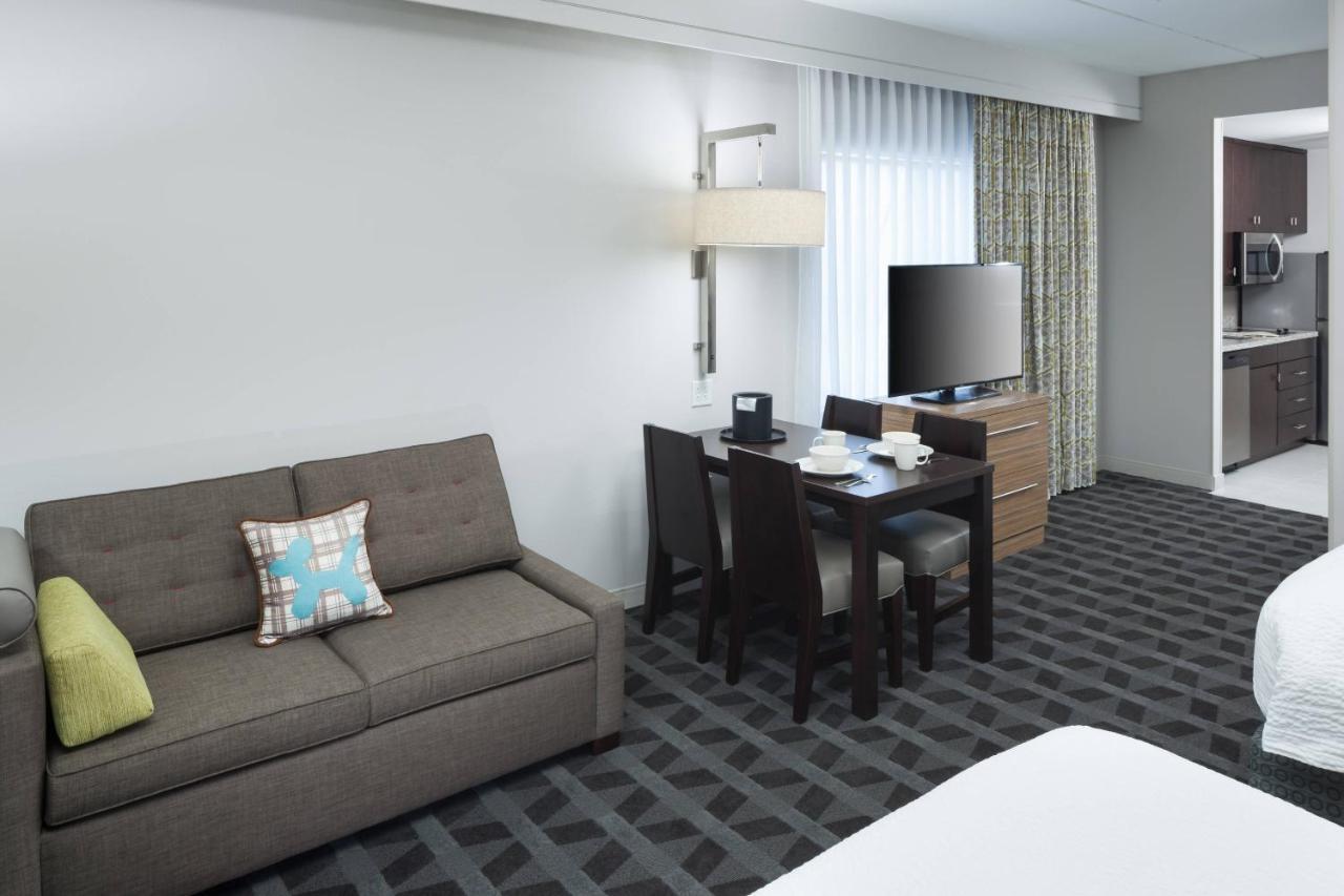 Deluxe Queen Suite