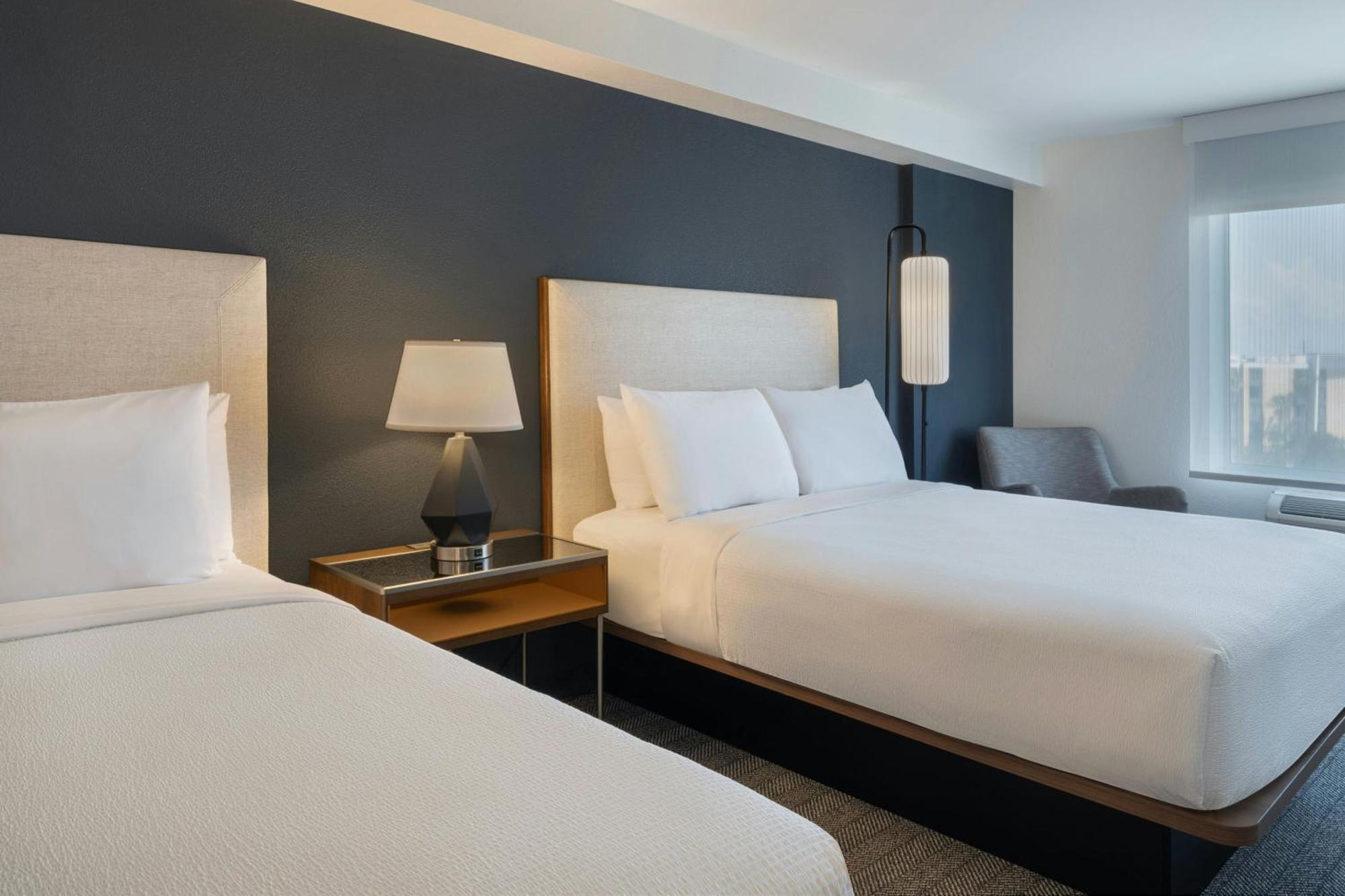 Quarto Queen com 2 Camas Queen-size e Vista da Cidade