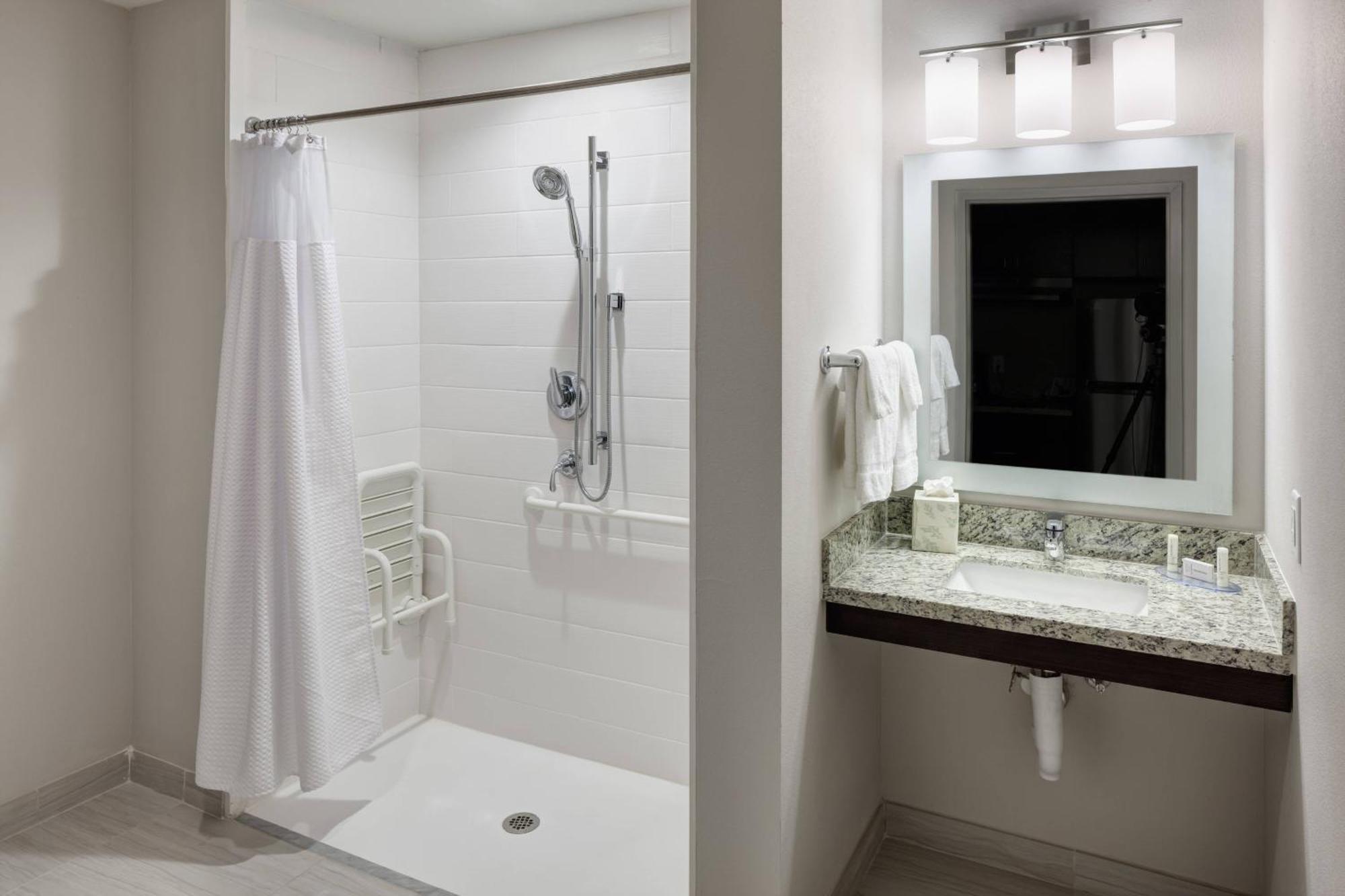 Deluxe Queen Suite
